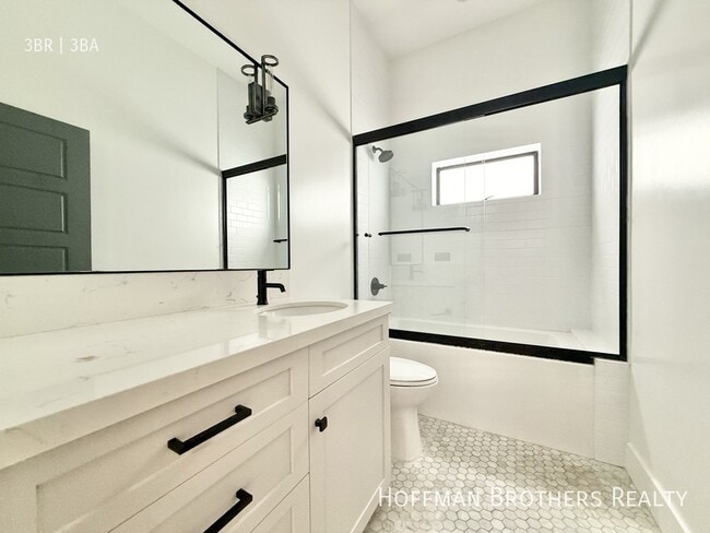 Building Photo - 1249 S Plymouth Blvd