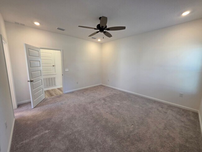 Building Photo - 3BR/2BA home with internet included