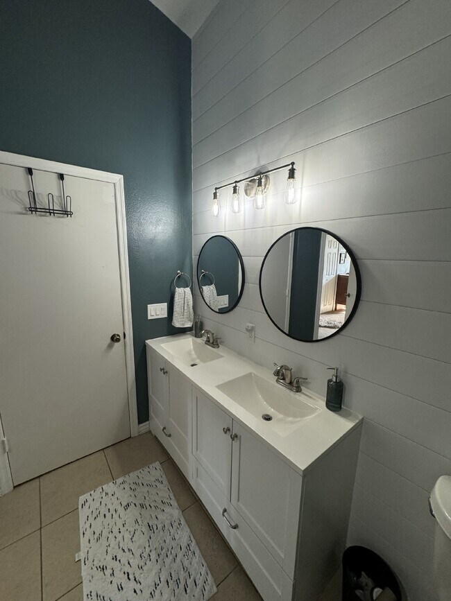 Building Photo - "Charming 2-Bed Home"