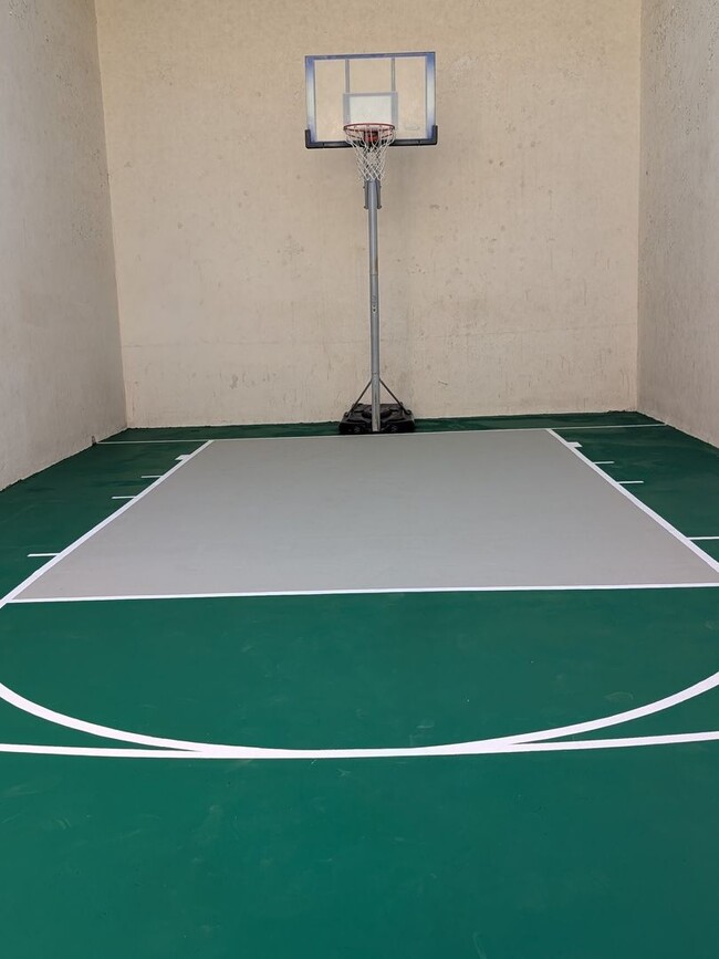 Building Photo - Beautiful 2 bedroom 2 bath Condo  New Paint and flooring throughout