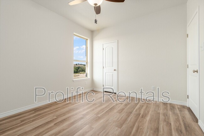 Building Photo - 102 Logan Ct