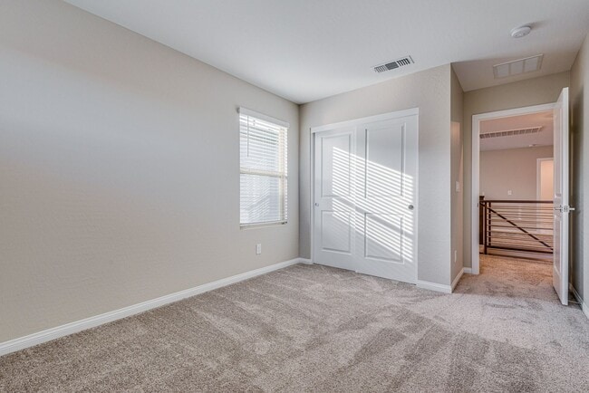 Building Photo - Single family home in ideal Summerlin location with open great room style kitchen and living area.