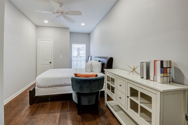 Building Photo - 921 Kern St