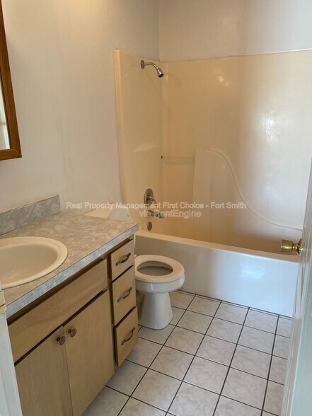 Building Photo - 3505 Ridgeway Dr