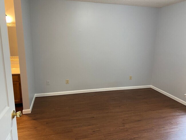 Building Photo - 2 bed 1 bath at Winfield Chase