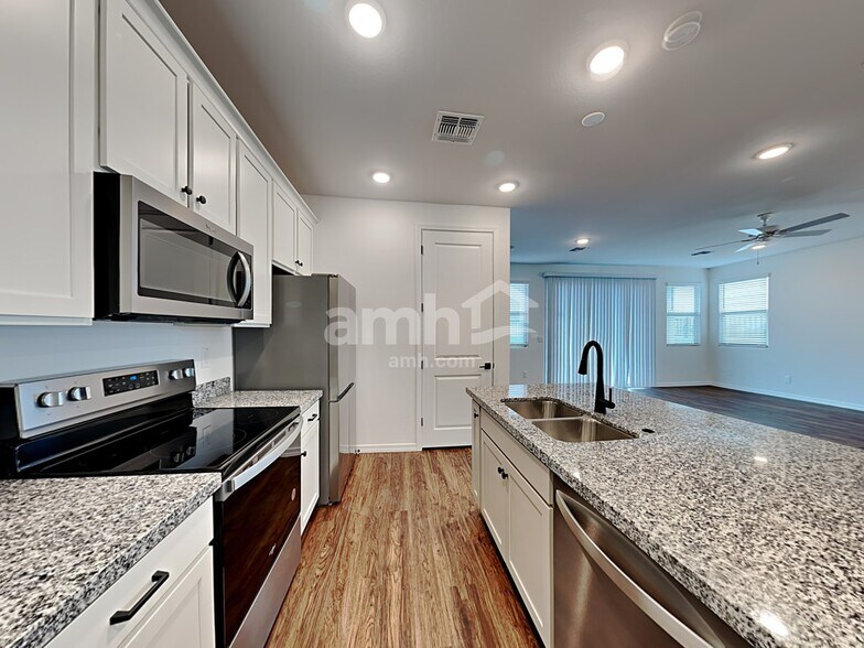 Building Photo - 895 S 150th Dr