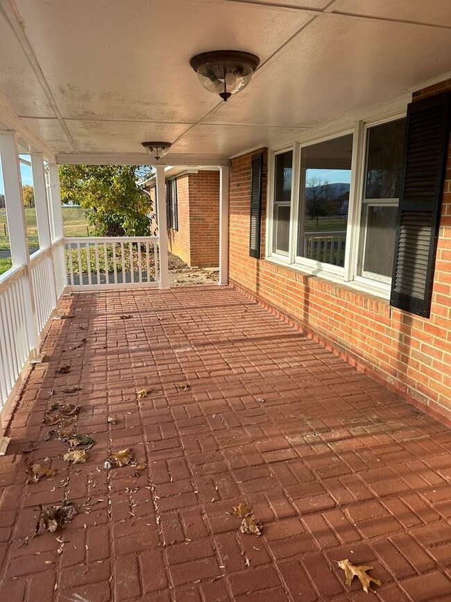 Building Photo - 1308 Minebank Rd