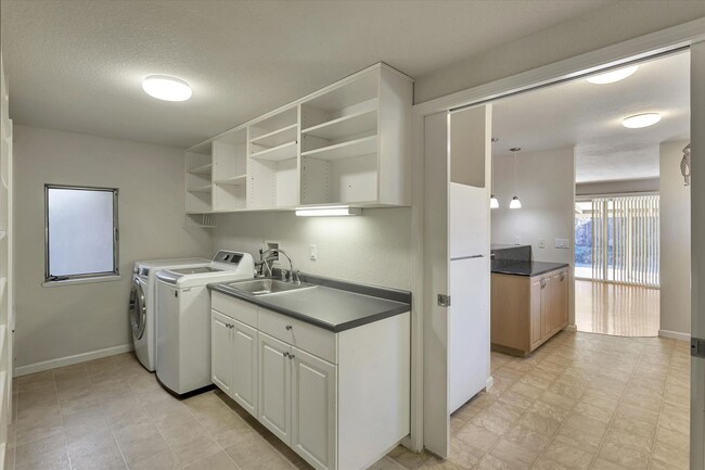 Building Photo - Tons of Space l Great Schools l Prime Sili...