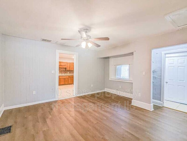 Building Photo - 2705 4th St S