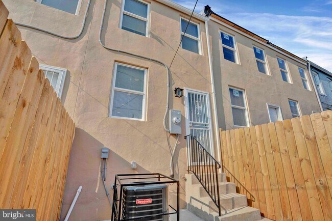 Building Photo - 2117 E Chase St