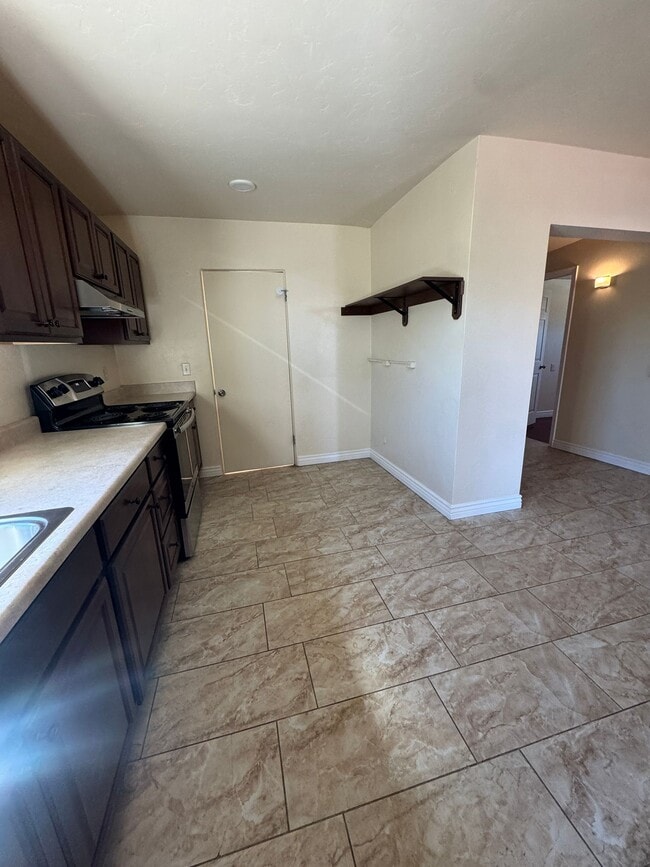 Building Photo - 902 S Fremont Ave