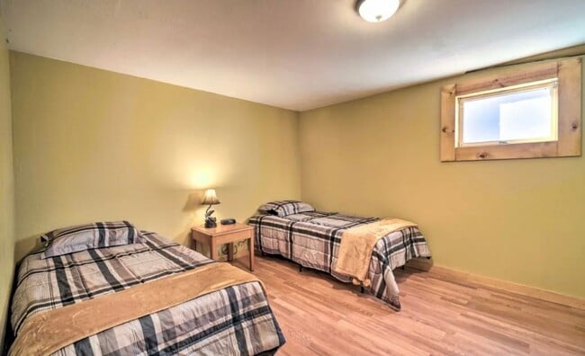 Building Photo - SEASONAL 4bd 2ba log home