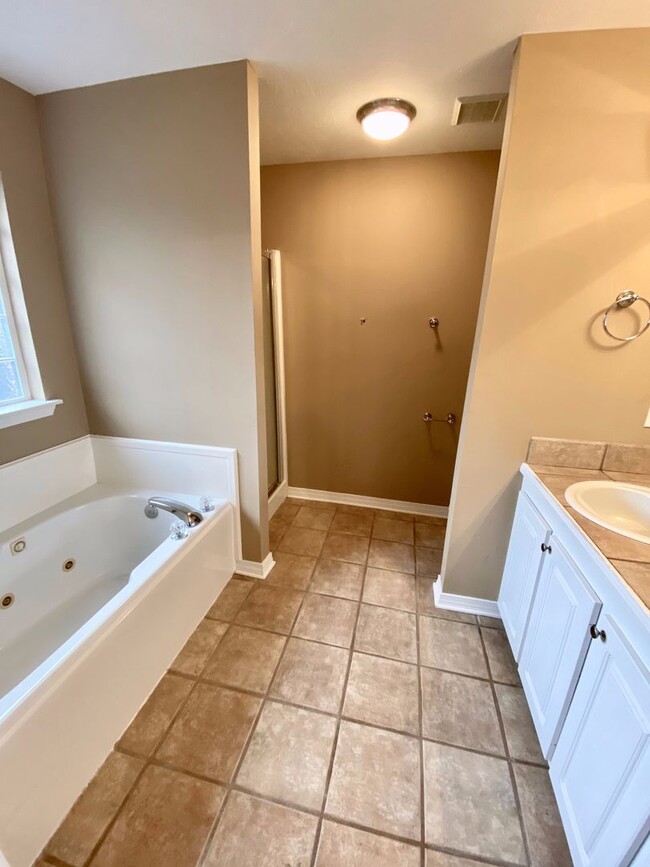 Building Photo - 3 bed, 2 bath for rent in Brandon!