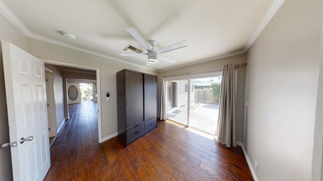 Building Photo - 7BD/4BA, Two Kitchens!