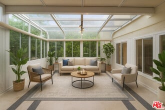 Building Photo - 713 Elm Dr