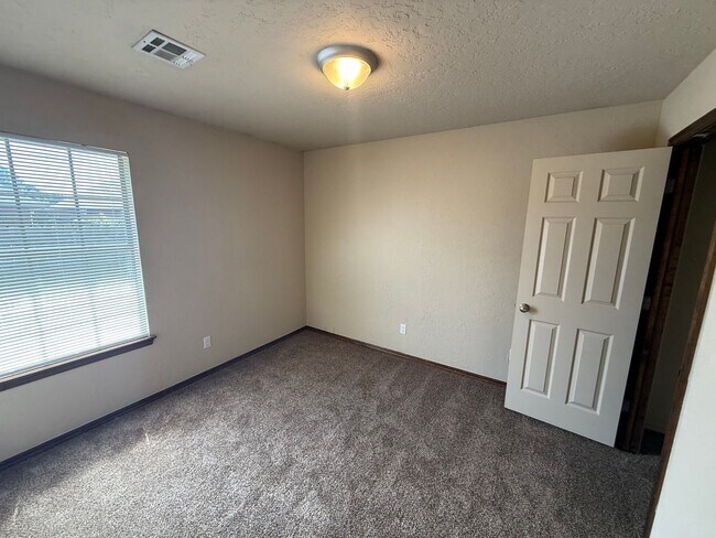 Building Photo - 3 bed duplex. New carpet, great kitchen Island and a fenced backyard in Moore schools!