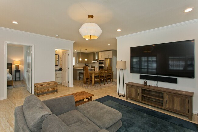 Building Photo - Diamond Head - Pet friendly - furnished 3 bedroom home with garage! Available now!