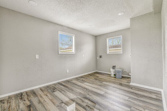 Building Photo - 405 Cherry St