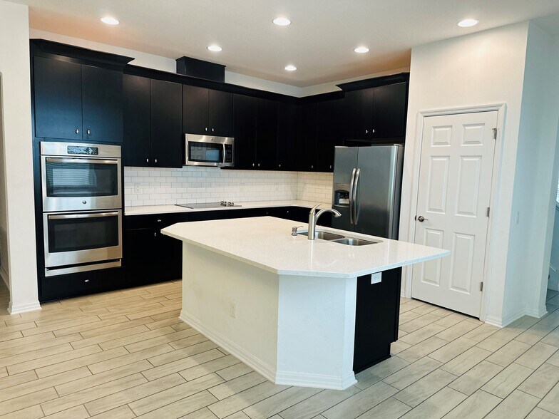 Building Photo - 10749 Pleasant Knoll Dr