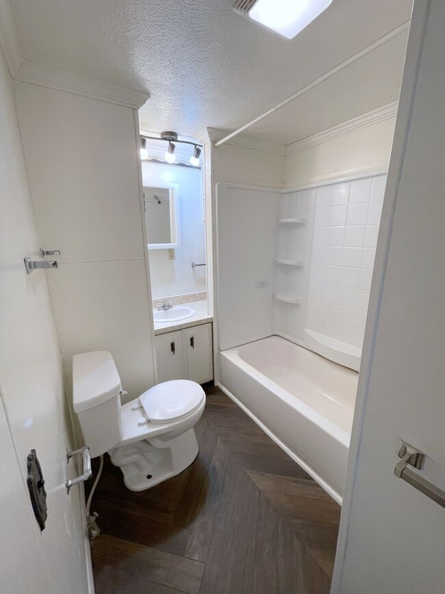 Building Photo - Nice 2-Bedroom Home In a Nice Quiet Neighborhood Near Elkhart General Hospital