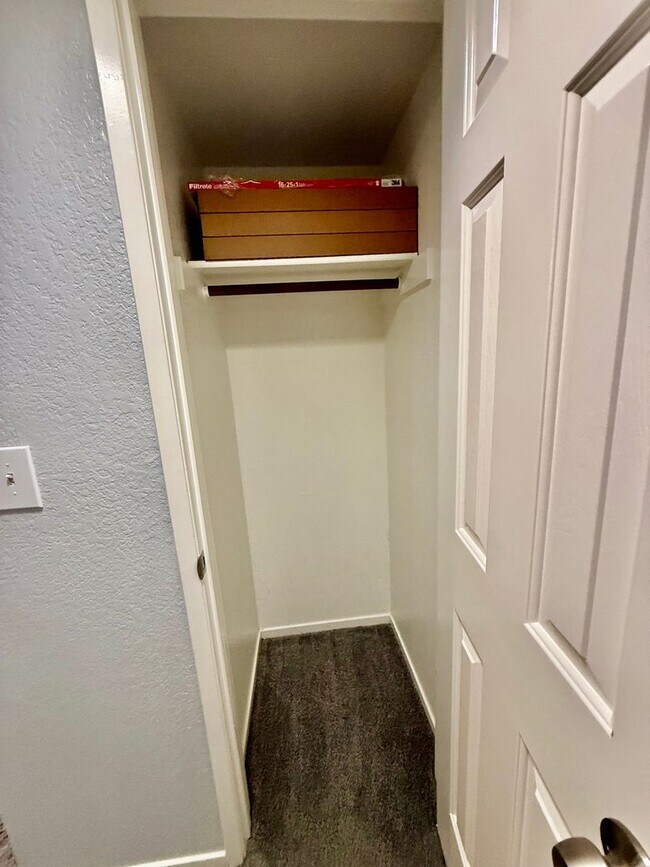 Building Photo - great condo in roseville available now