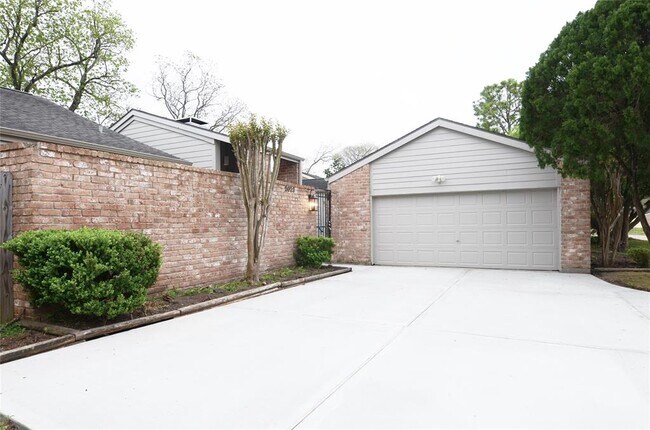 Building Photo - 2023 Woodland Springs St