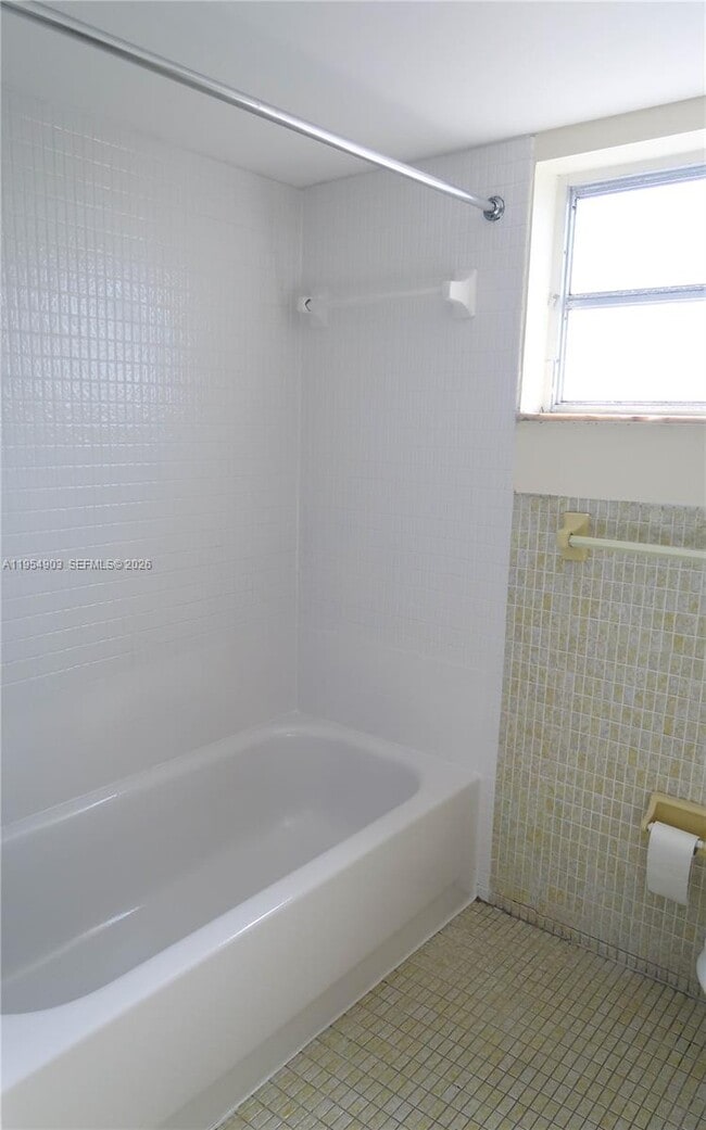 Building Photo - 1690 NE 191st St