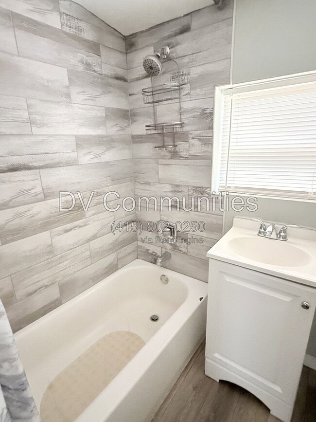 Building Photo - 1426 10th St W