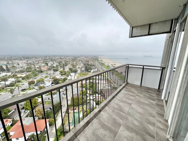 Building Photo - Private 16th-Floor Oceanview Residence with Belmont Pier Views
