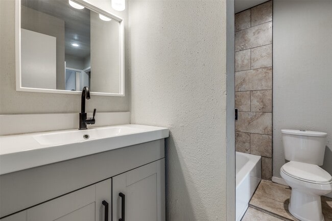 Building Photo - 8725 Victorian Village Dr