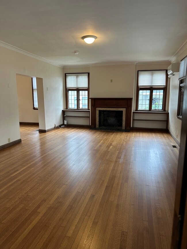 Living Room - 1003 E Washington St