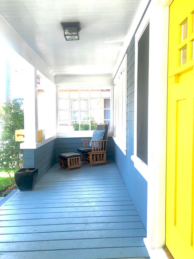 Dreamy front porch - 232 Market St