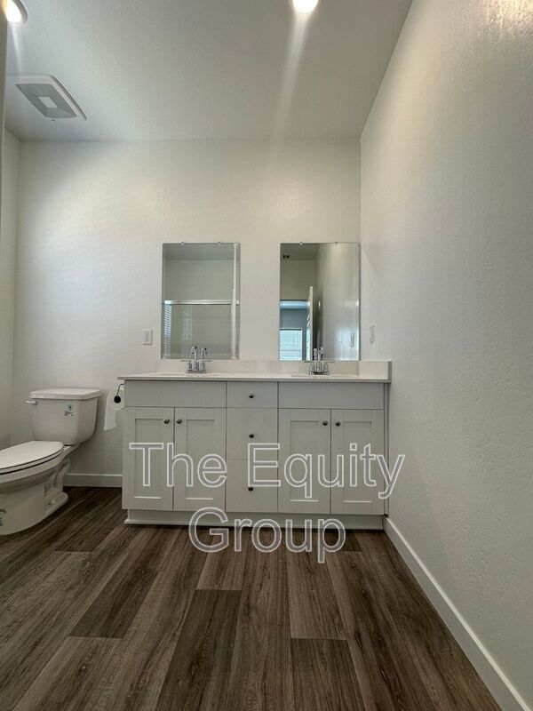 Building Photo - 2502 Cambridge Ct