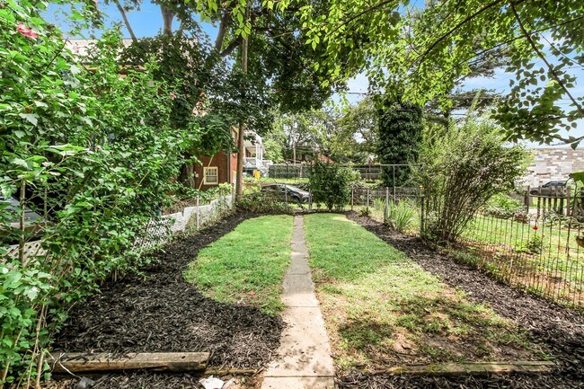 Building Photo - Spacious 5 Bedroom Home w/ Balcony, Porch & Yard Space!