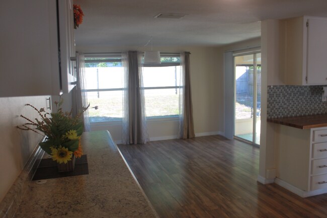 Building Photo - 10702 Laburnum Dr