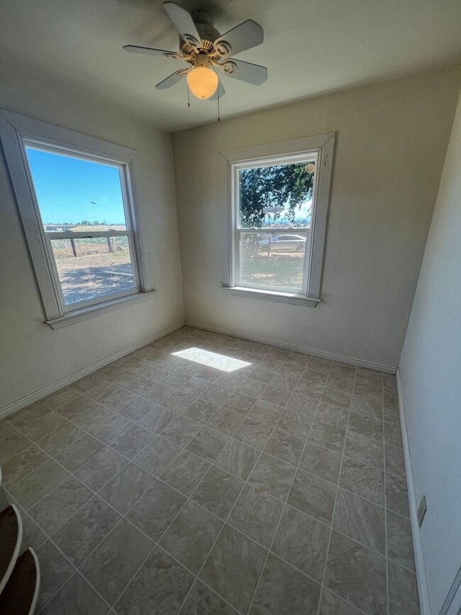 Building Photo - 3 bedroom 1 bath home in Red Bluff