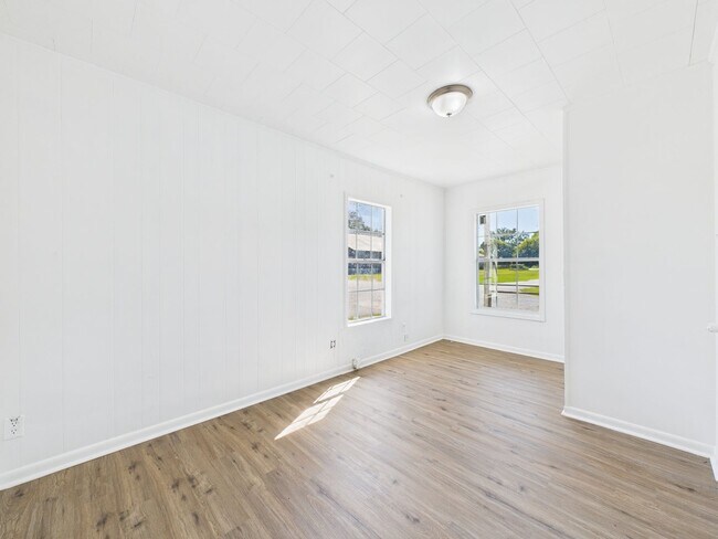 Building Photo - AFFORDABLE DUPLEX IN RAYNE!