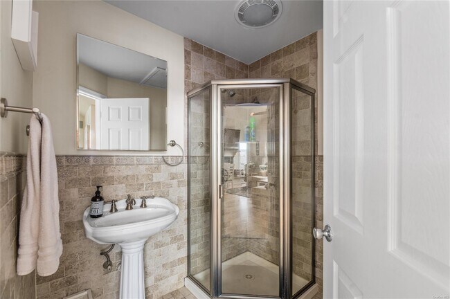 Building Photo - 22 Bungalow Ln