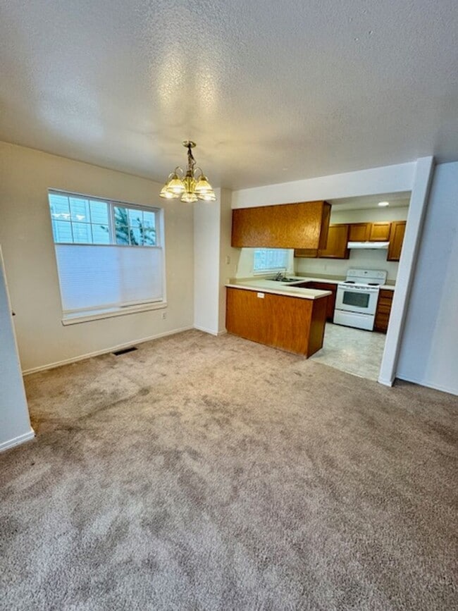 Building Photo - 3 Bedroom 2 Bath Centrally Located Condo