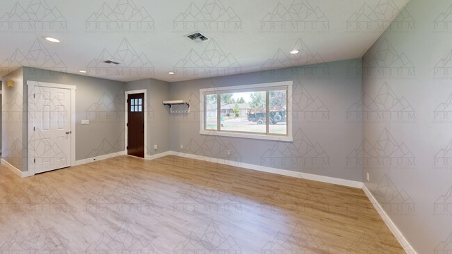 Building Photo - Renovated 3 bed 2 bath!