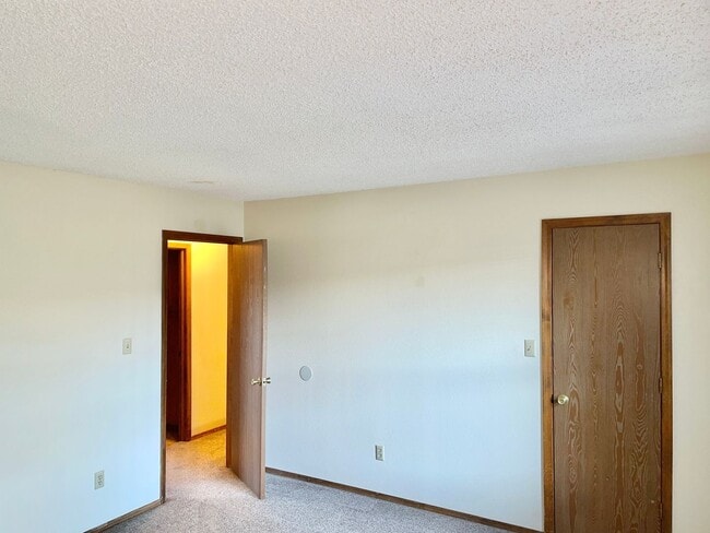 Building Photo - Beautiful West Side 2 Bedroom Condo w/ Views!!