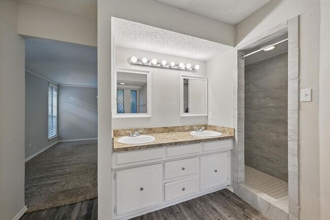 Building Photo - Charming Updated Home Near DFW Airport | 3...