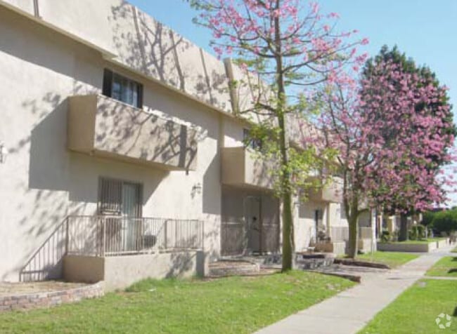 Building Photo - Pebble Creek