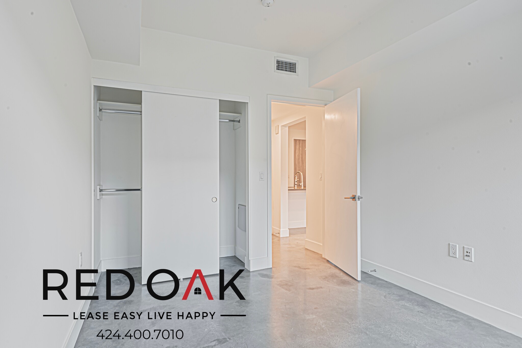 Building Photo - 453 S Kenmore Ave