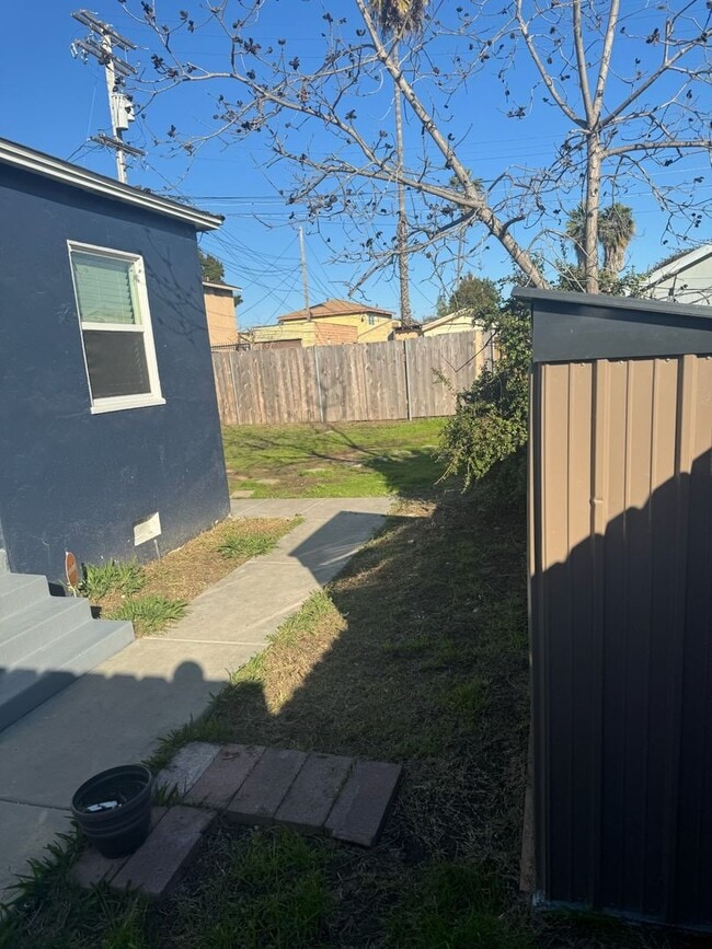 Building Photo - Newly Renovated Home