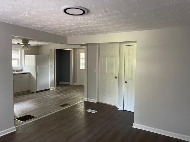 Building Photo - Adorable 2 Bed/1 Bath Bungalow in Forest P...