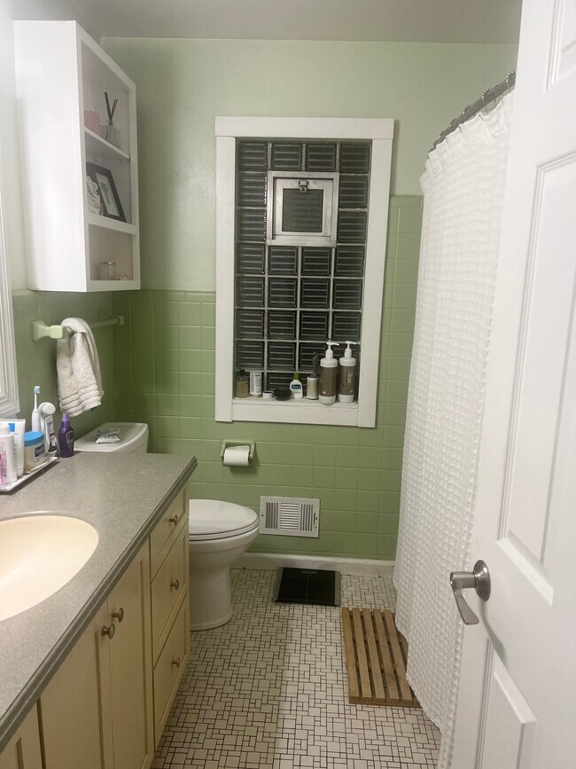 Building Photo - 12400 Laurel Ln