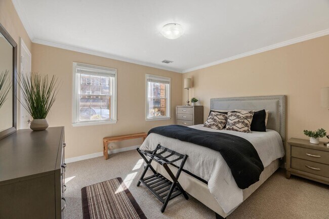 Building Photo - 4 Bedroom, 3.5 Bath Furnished Townhouse Available