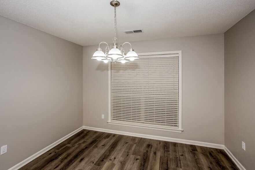 Building Photo - 5846 White Ridge Cir E
