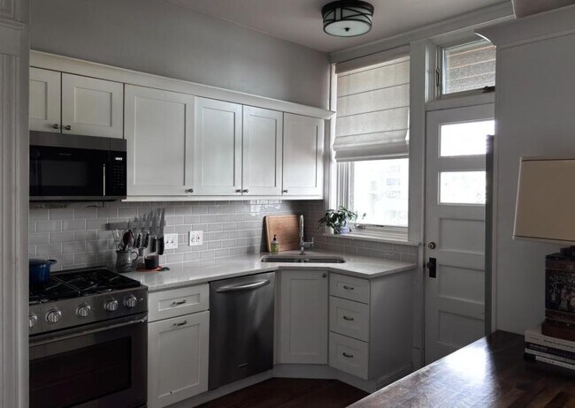 Building Photo - 2 bedroom in Chicago IL 60613